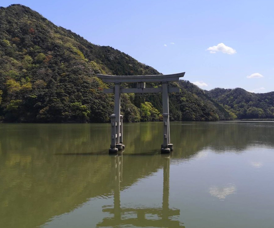 Sasaura water gate torii
